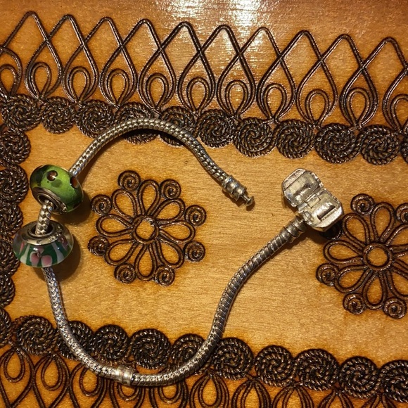 925 Sterling Silver Snake Bracelet with 2 Murano Green Charms - Picture 9 of 9